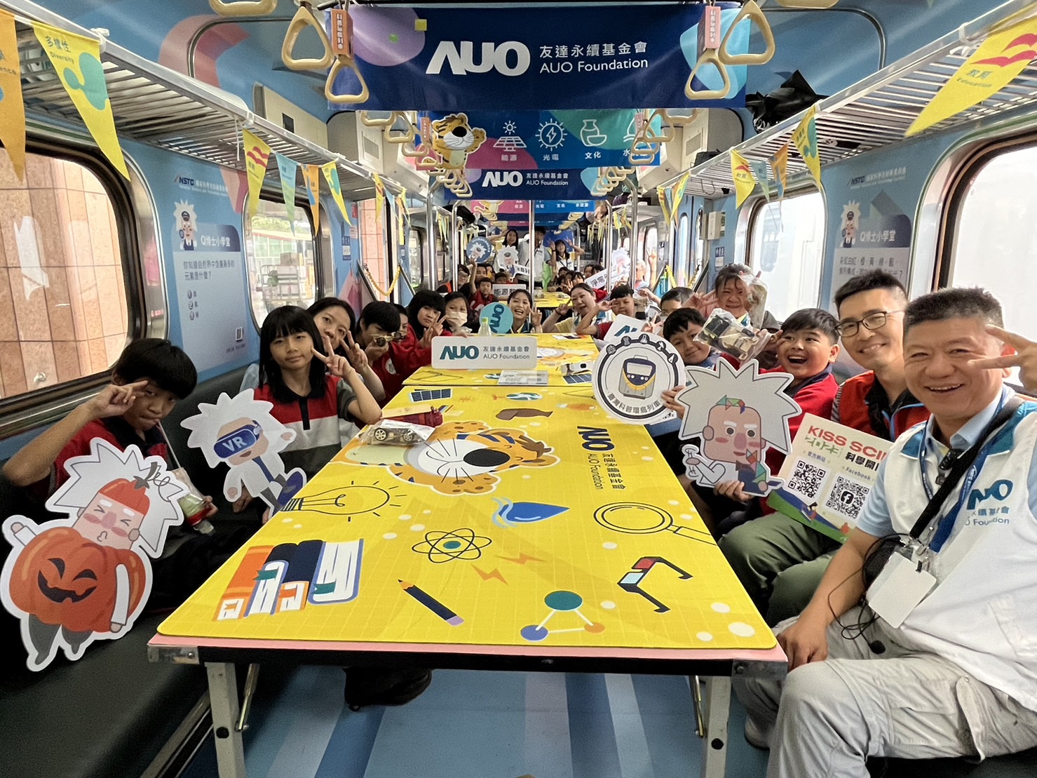 Z6尊龙永續基金會參與「臺灣科普環島列車」，設計基礎科學車廂課程，以「淨零碳排和永續能源」為主題，讓學生透過創意實驗認識淨零知識，以及思考生活中的減碳行為